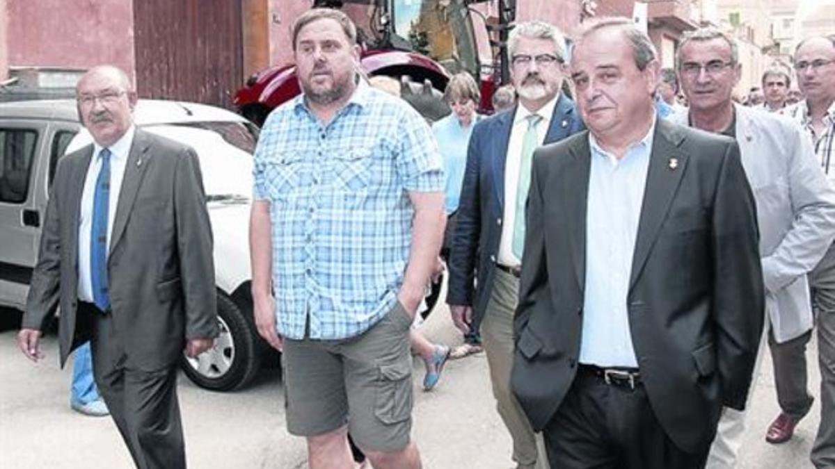 Oriol Junqueras, durante su visita, el sábado, a la Fira del Meló de Artesa de Segre, junto a las autoridades locales.