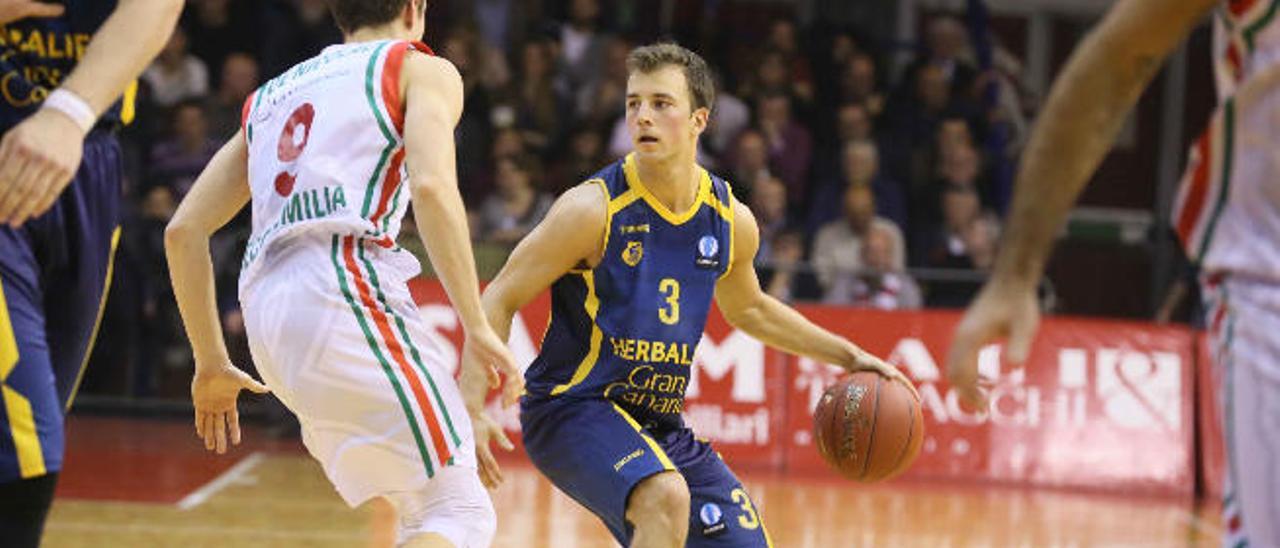 Kevin Pangos domina el balón ante el base del equipo italiano.