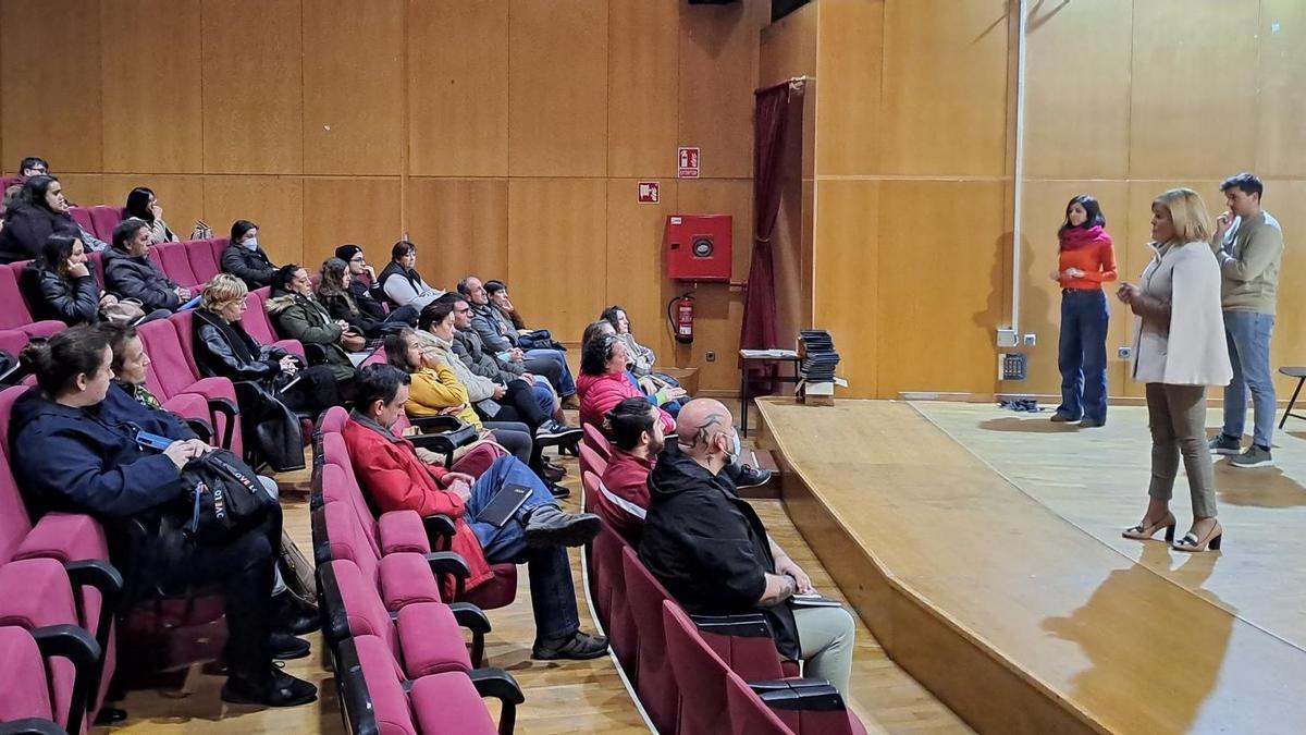 La alcaldesa Digna Rivas, durante la presentación del programa de empleo de Redondela.