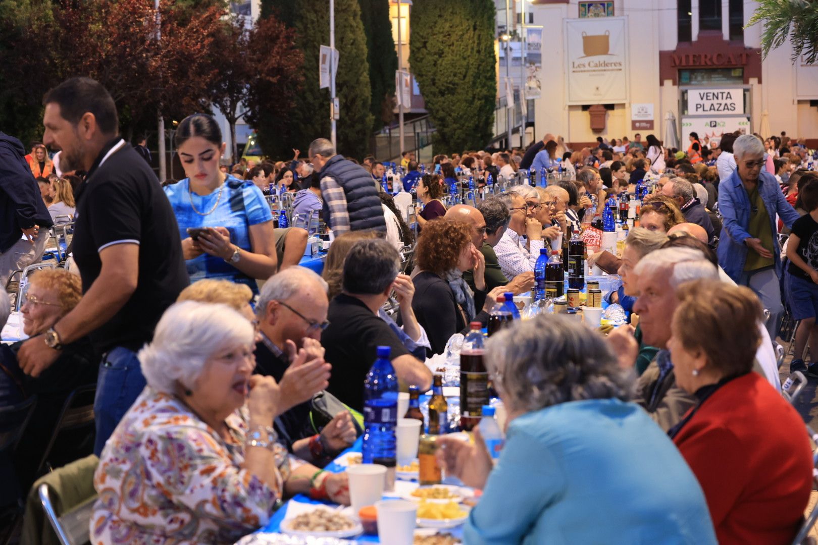 Búscate en la galería de fotos del 'sopar de pa i porta' en las fiestas de Almassora