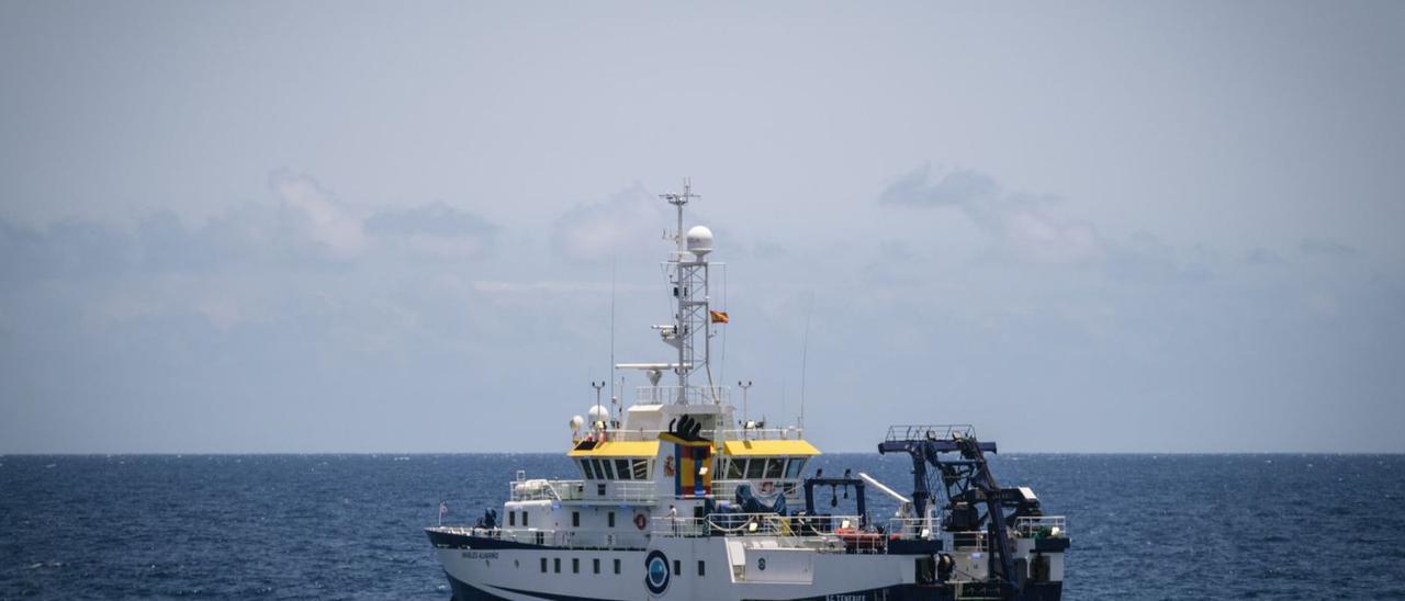 El buque ‘Ángeles Alvariño’ durante su rastreo de los fondos frente a Tenerife.