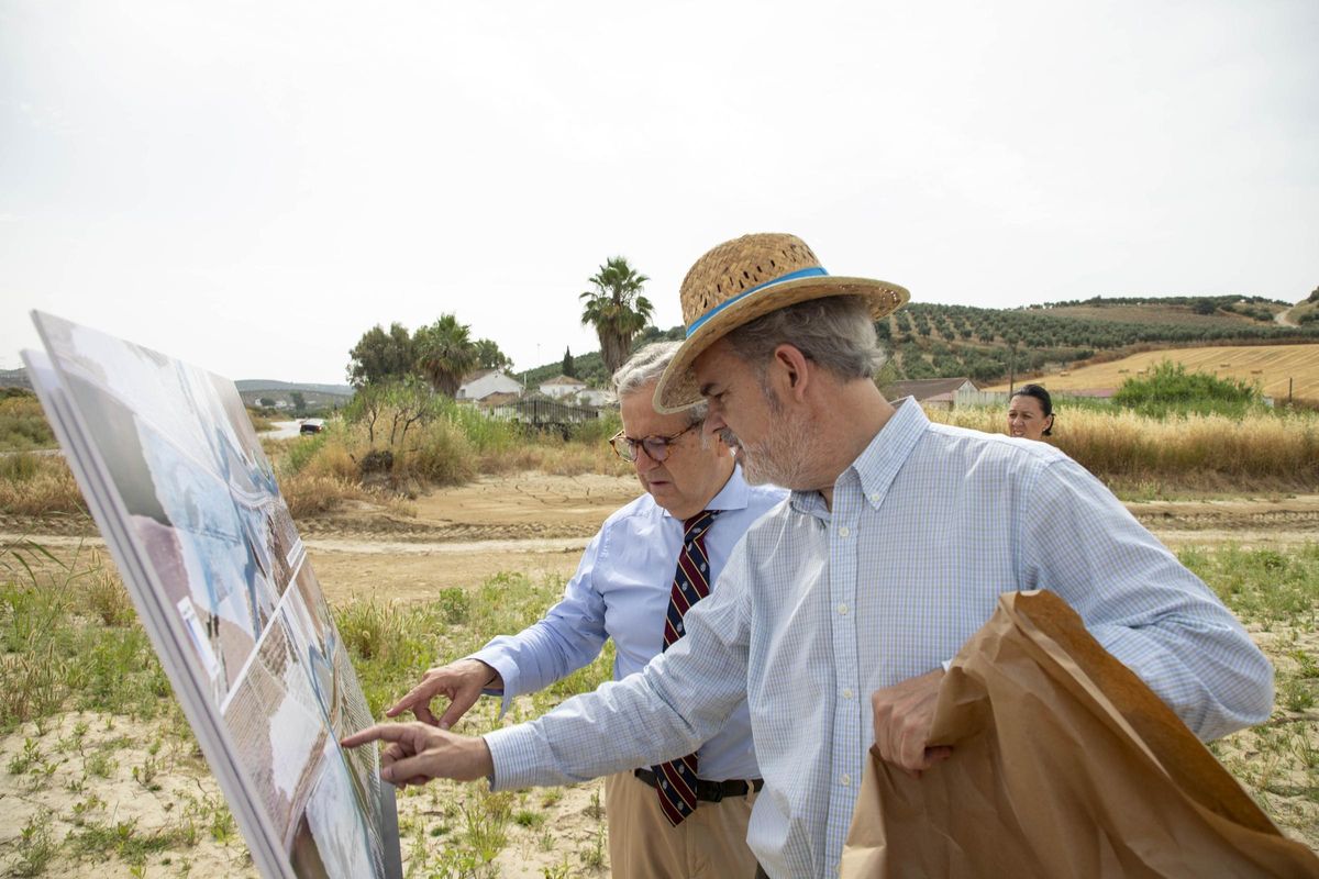 Visita a la zona donde se construirá el puente.