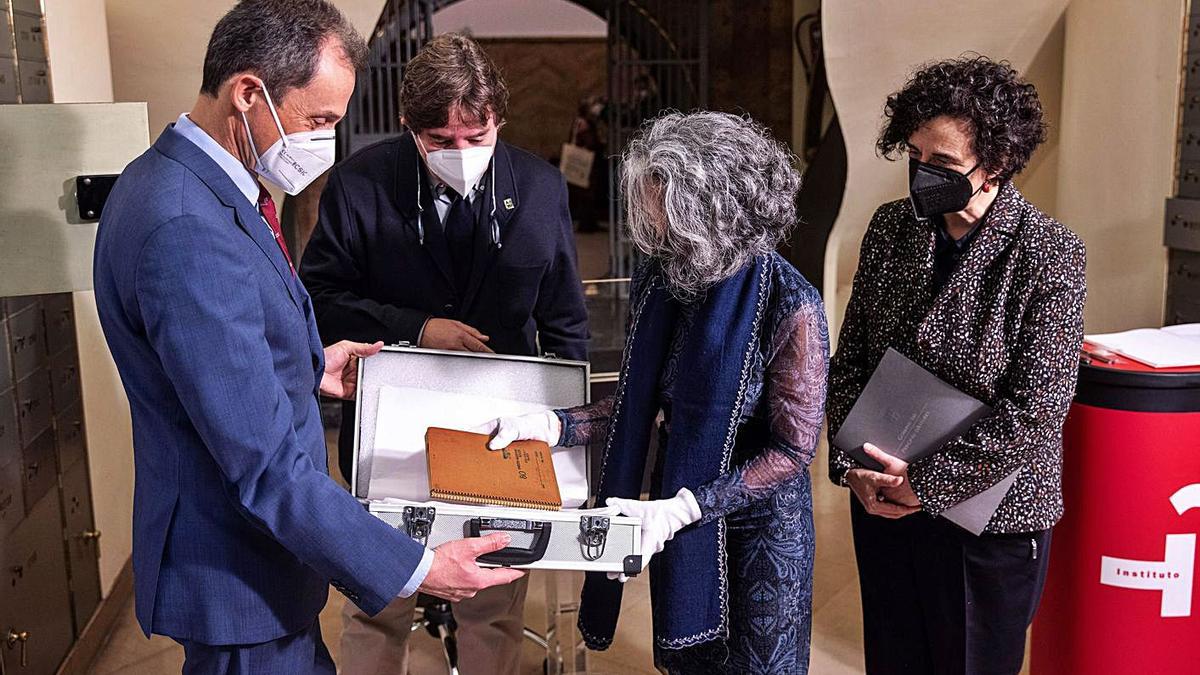 Pedro Duque, Luis García 
Montero, Míriam Atienza y 
B.Piñán, en la entrega.  efe