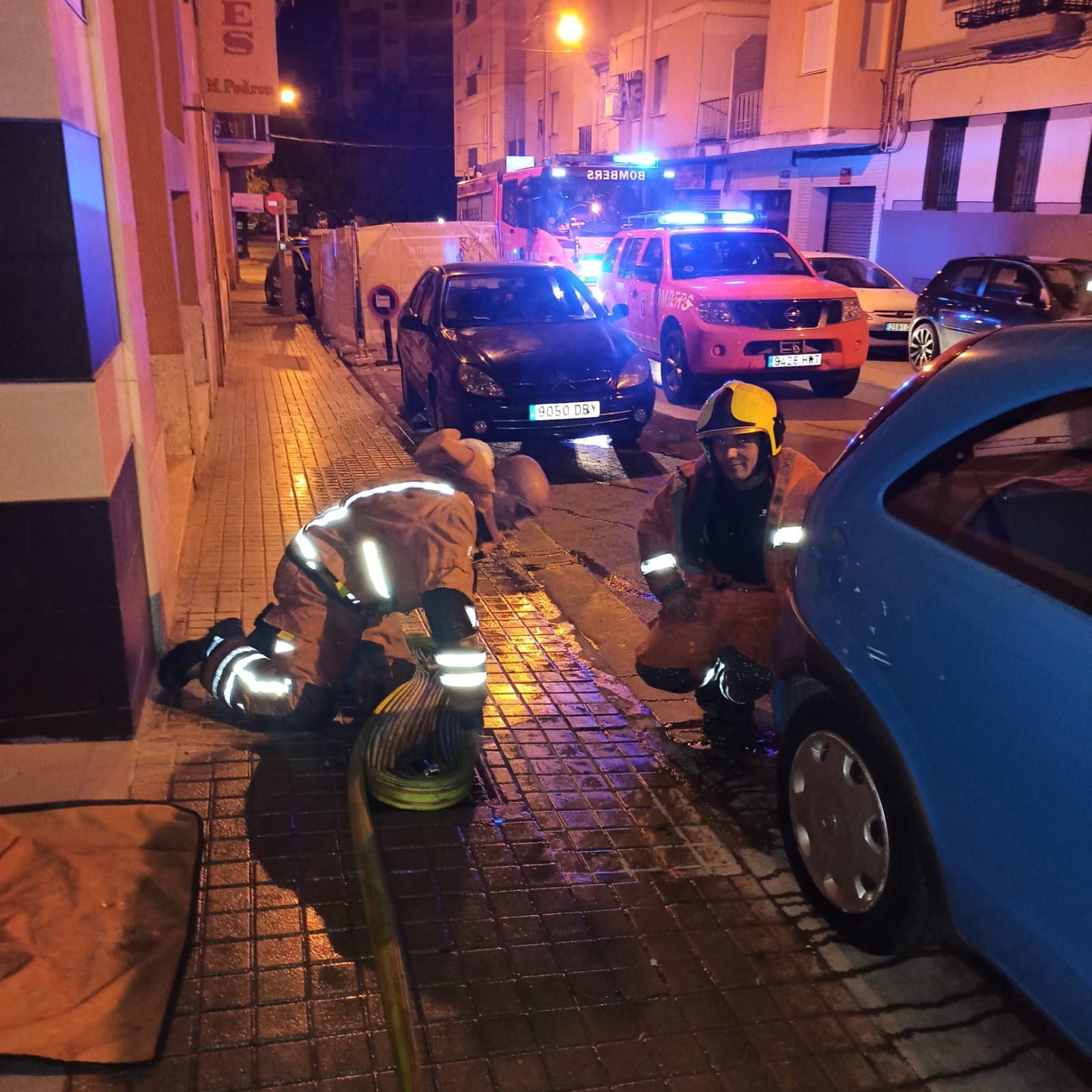 Un incendio obliga a desalojar una finca de madrugada en la calle Padre Claret de Xàtiva