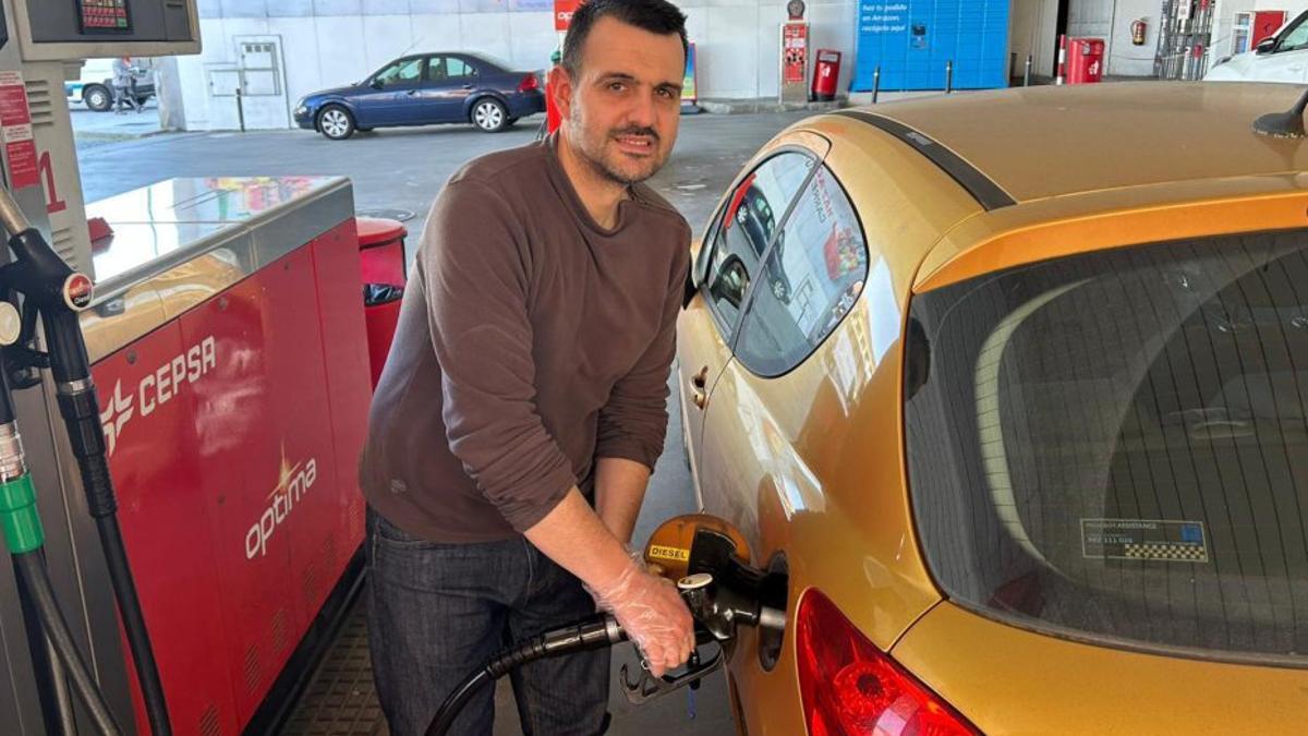 Mauro Rodríguez reposta en una gasolinera de Avilés.