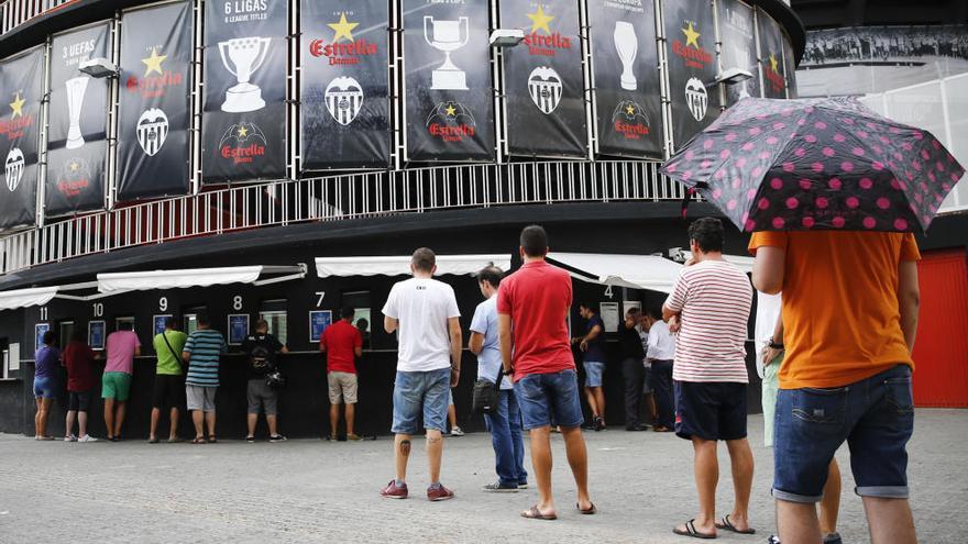 Los abonados del Valencia, ayer, comprando sus localidades.