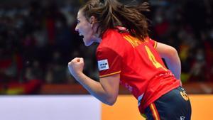 Carmen Martín celebra un gol con la selección española femenina de balonmano en el Mundial de España