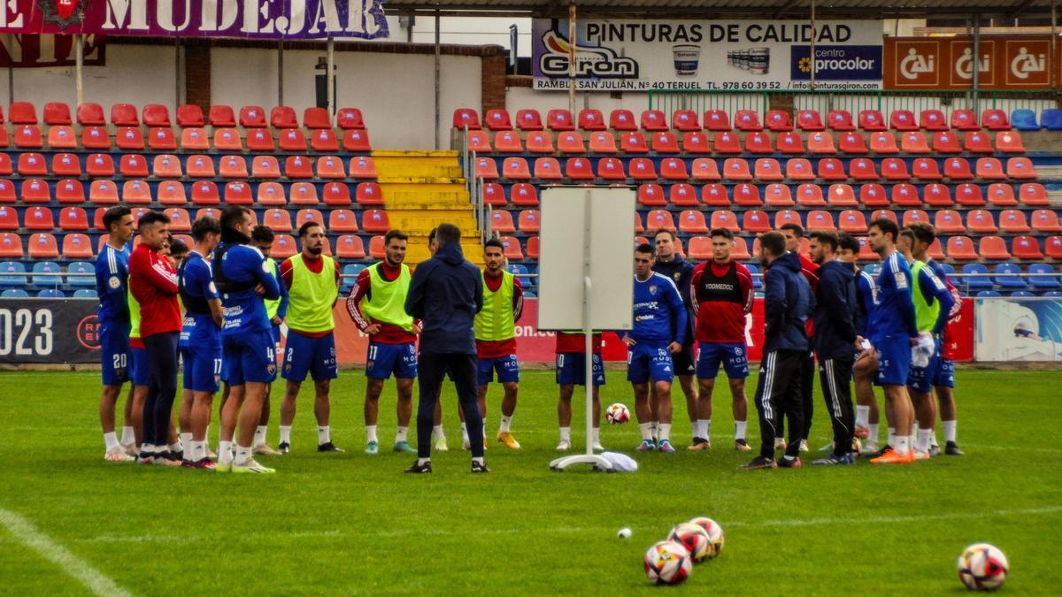 Imagen de un entrenamiento del CD Teruel esta semana, ya con Raúl Jardiel al frente.