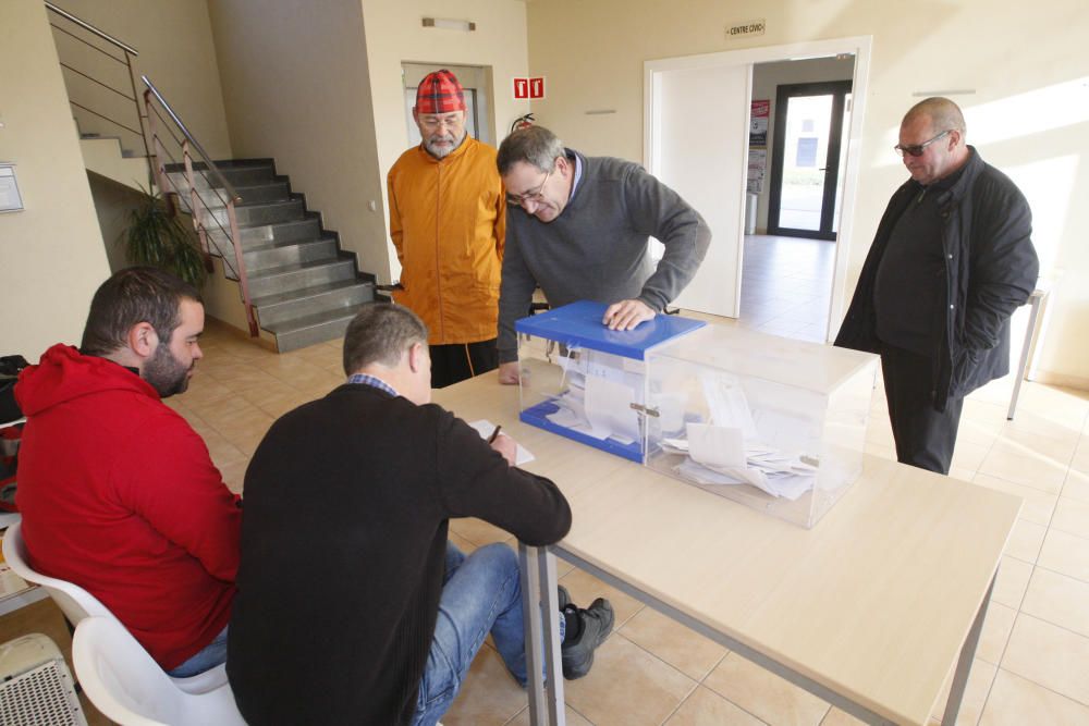 Els habitants de Viladamat no volen la bandera espanyola a l''ajuntament