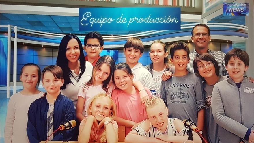 Marina Doña y Manuel Álvarez, con un grupo de alumnos que elabora el noticiero multilingüe.