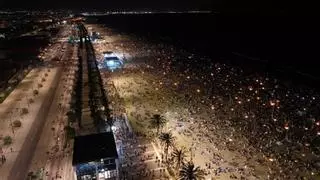 La noche de San Juan en València deja 60 toneladas de residuos, diez menos que hace un año