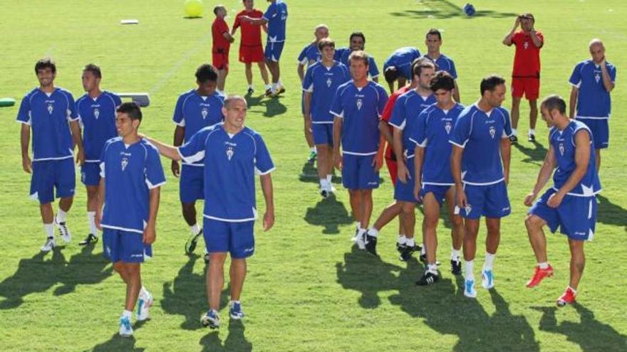 Los jugadores del Alcoyano durante un entrenamiento en el El Collao.