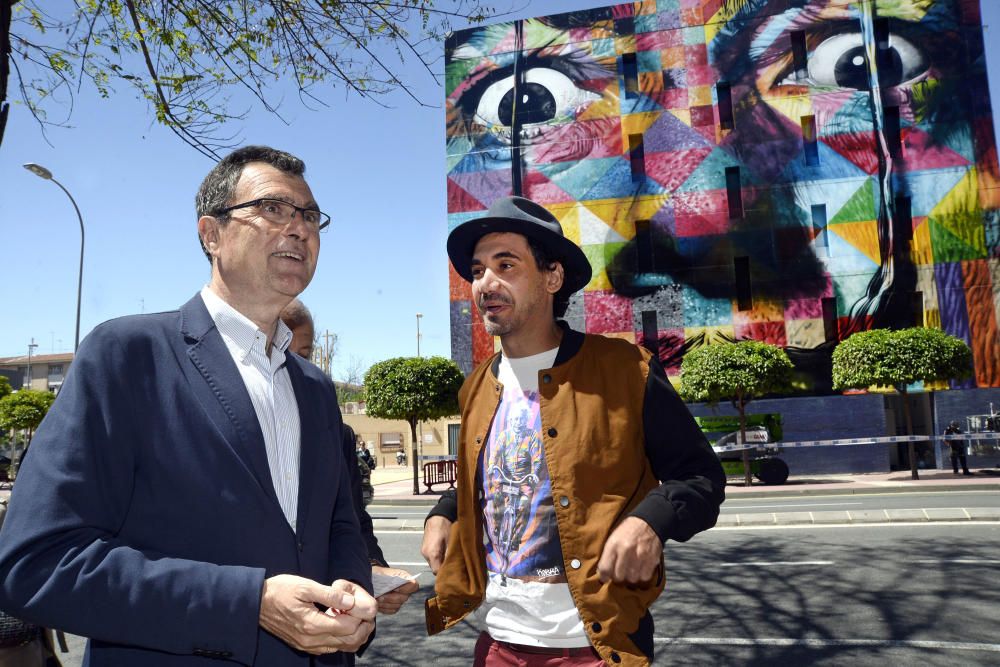 Kobra, con el alcalde Ballesta, tras dar por concluido su mural