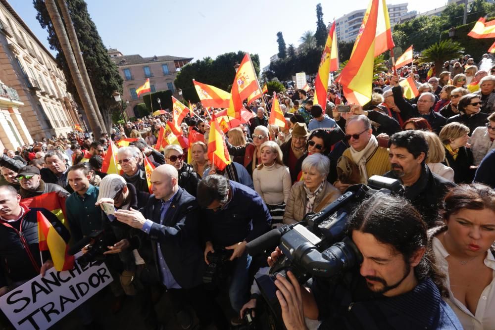 Más de 2.000 personas claman por "la unidad de España" frente al Ayuntamiento de Murcia