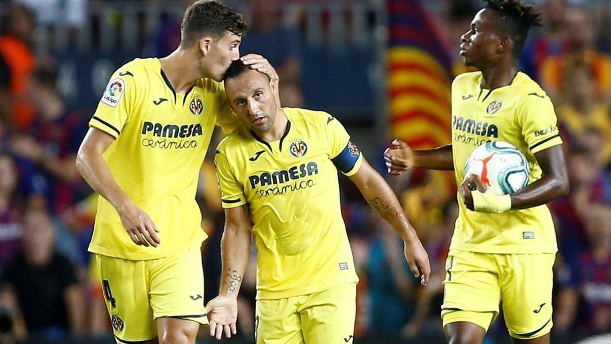 Pau Torres felicita a Santi Cazorla tras el primer gol del Villarreal en el Camp Nou.