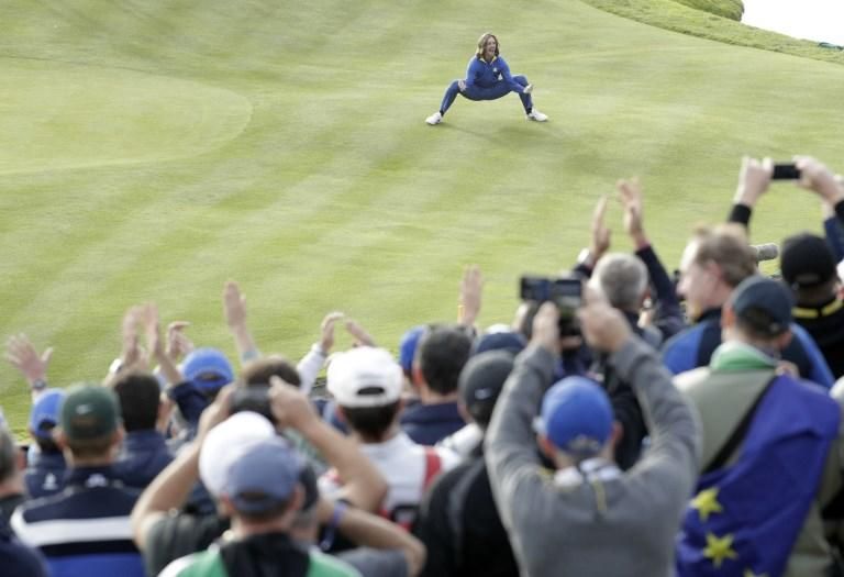 El golfista Tommy Fleetwood celebra su victoria en la 42ª Ryder Cup / AFP PHOTO / Geoffroy VAN DER HASSELT