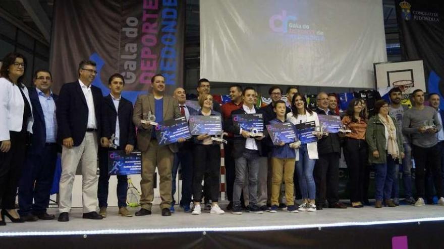 Los premiados en la gala del deporte de Redondela, ayer, con el alcalde Javier Bas y los tenientes de alcalde Miguel Álvarez y Carmen Amoedo (i).