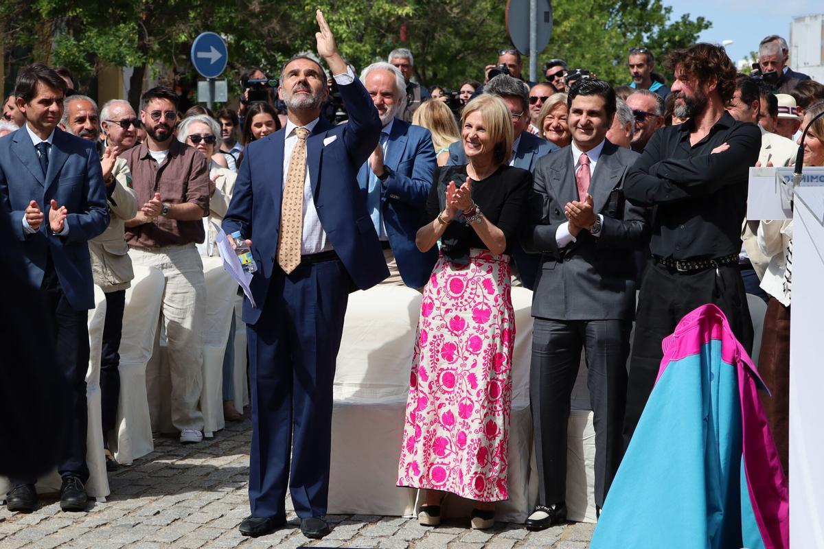 Imágenes de la inauguración del monumento a Rafael de Paula en la Plaza de Toros.