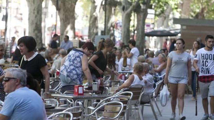 Imagen de archivo de una terraza de Xàtiva en verano.