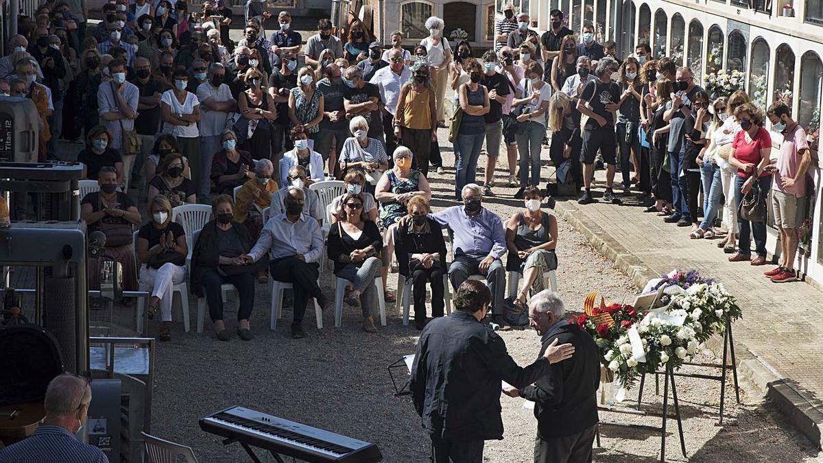 El passadís on hi haurà les cendres de Cussà, ple de persones per donar-li un últim adeu | OSCAR BAYONA