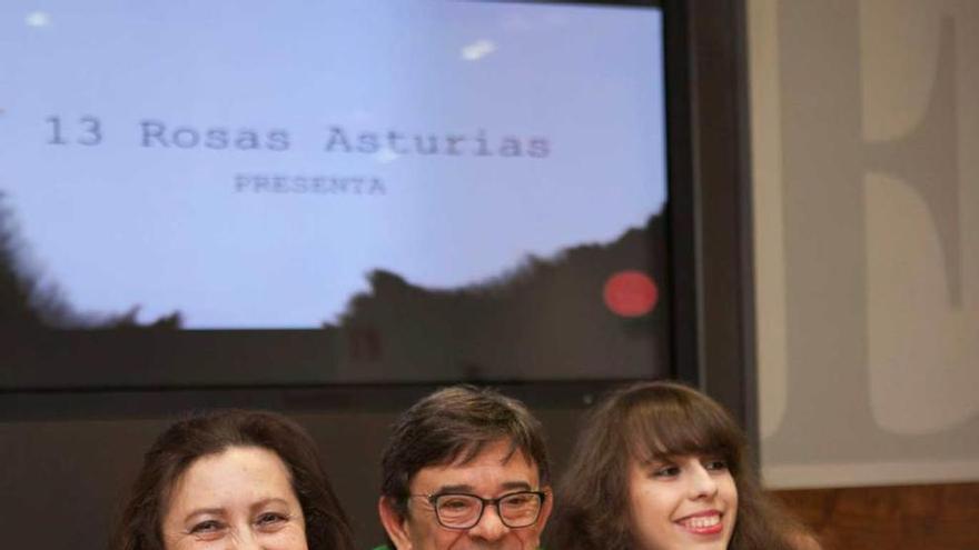 Laura Díez, Roberto Sánchez, &quot;Rivi&quot;, y Carolina Lasheras, ayer, durante la presentación de &quot;Rostros del recuerdo&quot; en Oviedo.