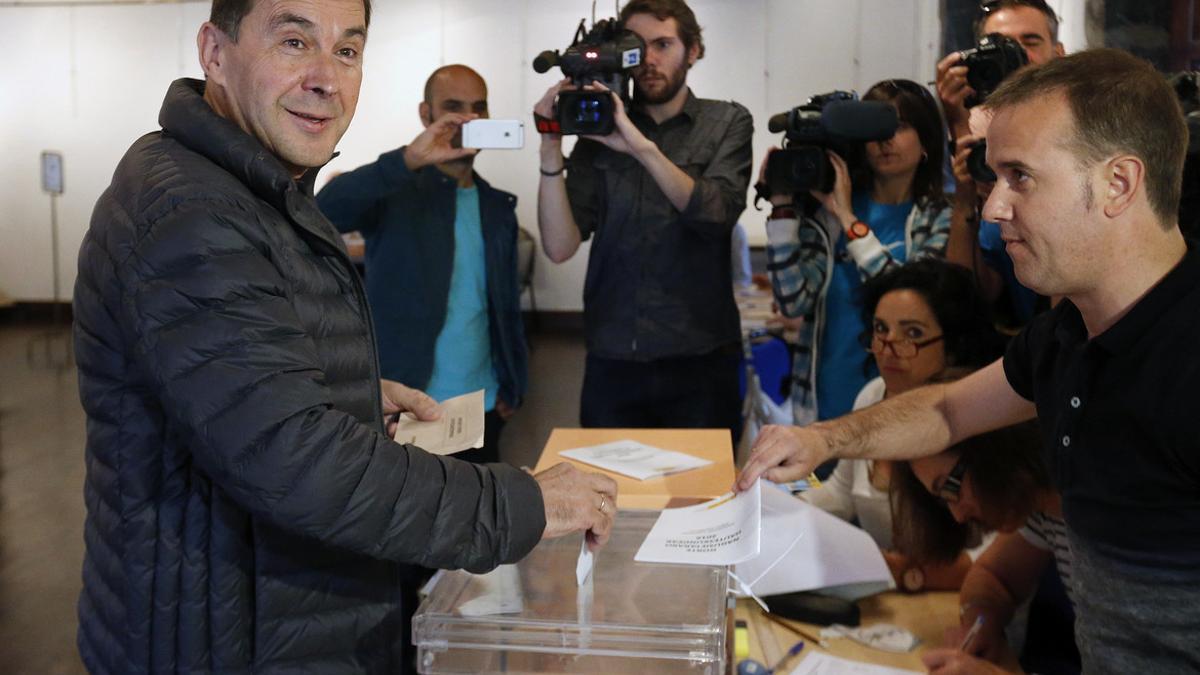 Arnaldo Otegi vota en la Casa de Cultura de Elgoibar