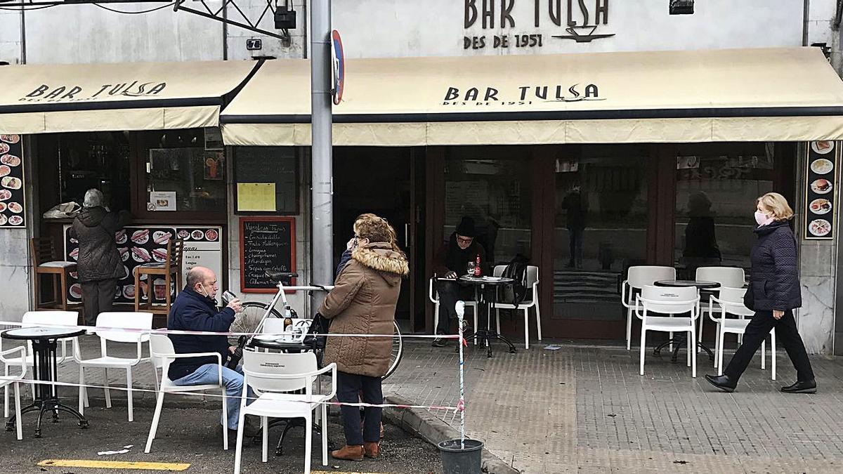 Algunos clientes aprovechan las últimas horas para desayunar en el Bar Tulsa.