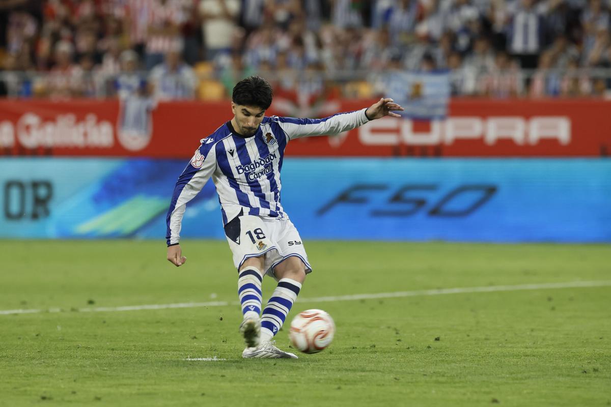 El centrocampista de la Real Sociedad Carlos Soler lanza su penalti para marcar gol durante la final de la Copa del Rey que enfrenta a Atlético de Madrid y Real Sociedad este sábado en el estadio de La Cartuja, en Sevilla. EFE/José Manuel Vidal. (Atlético Madrid) (Real Sociedad)