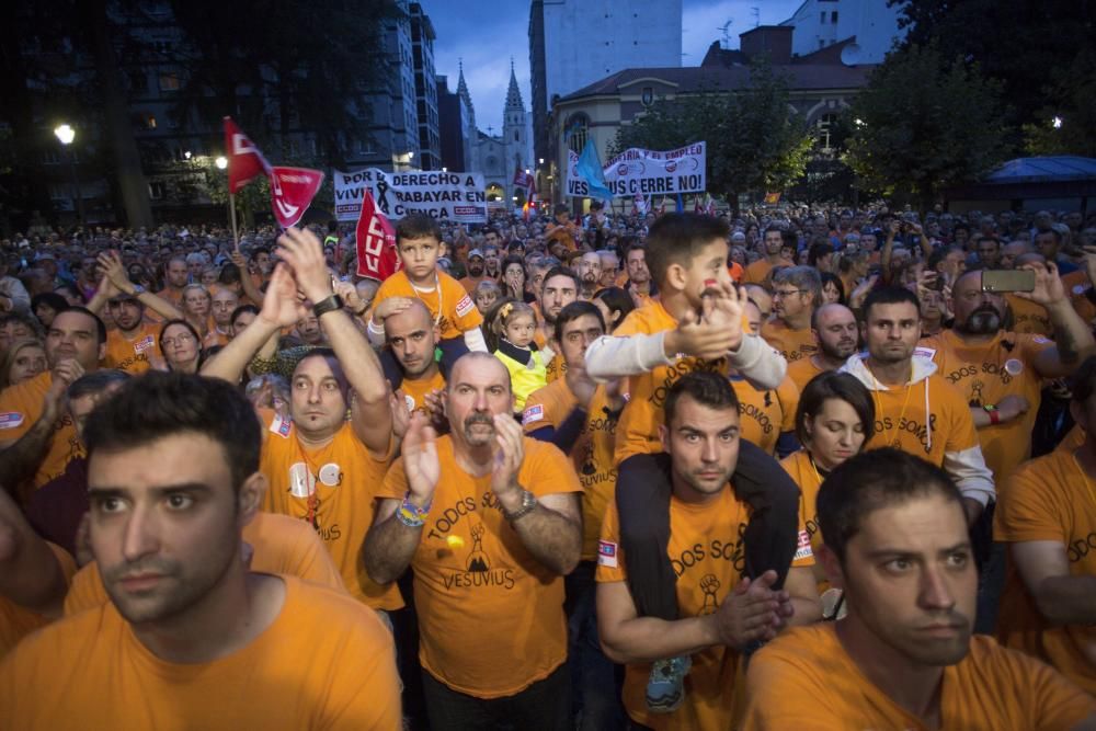 Multitudinaria manifestación en Langreo contra el cierre de Vesuvius