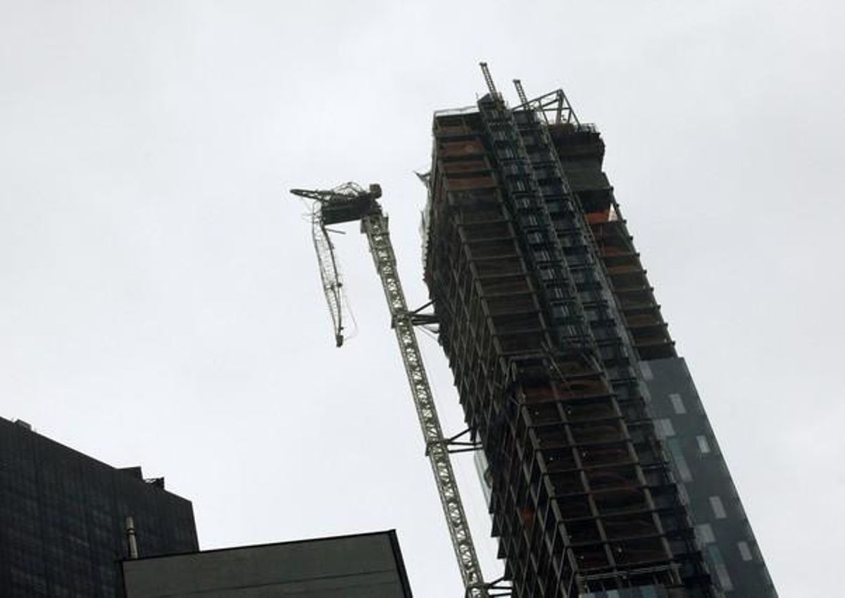 Una grua de l’edifici One57, una de les torres d’apartaments més luxosa de Manhattan, ha patit danys amb l’arribada de l’huracà ’Sandy’ i ha col·lapsat part de la ciutat.