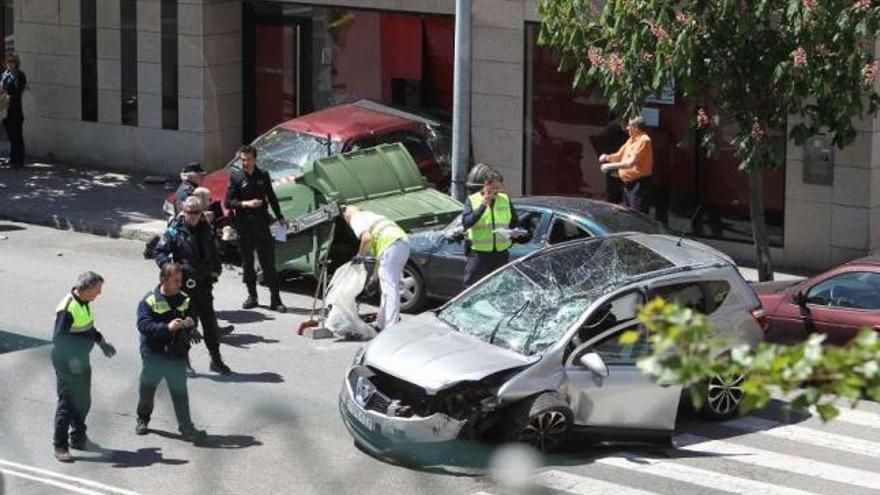 Un aparatoso accidente en Vigo acaba con un vehículo estrellado contra un bajo comercial