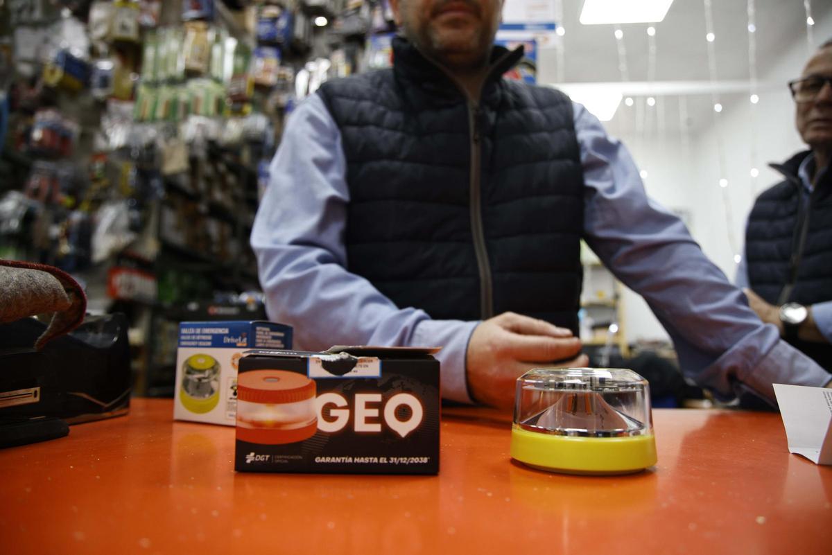 Balizas sobre el mostrador de una ferretería en la ciudad de Cartagena, el día después de su puesta en marcha obligatoria.