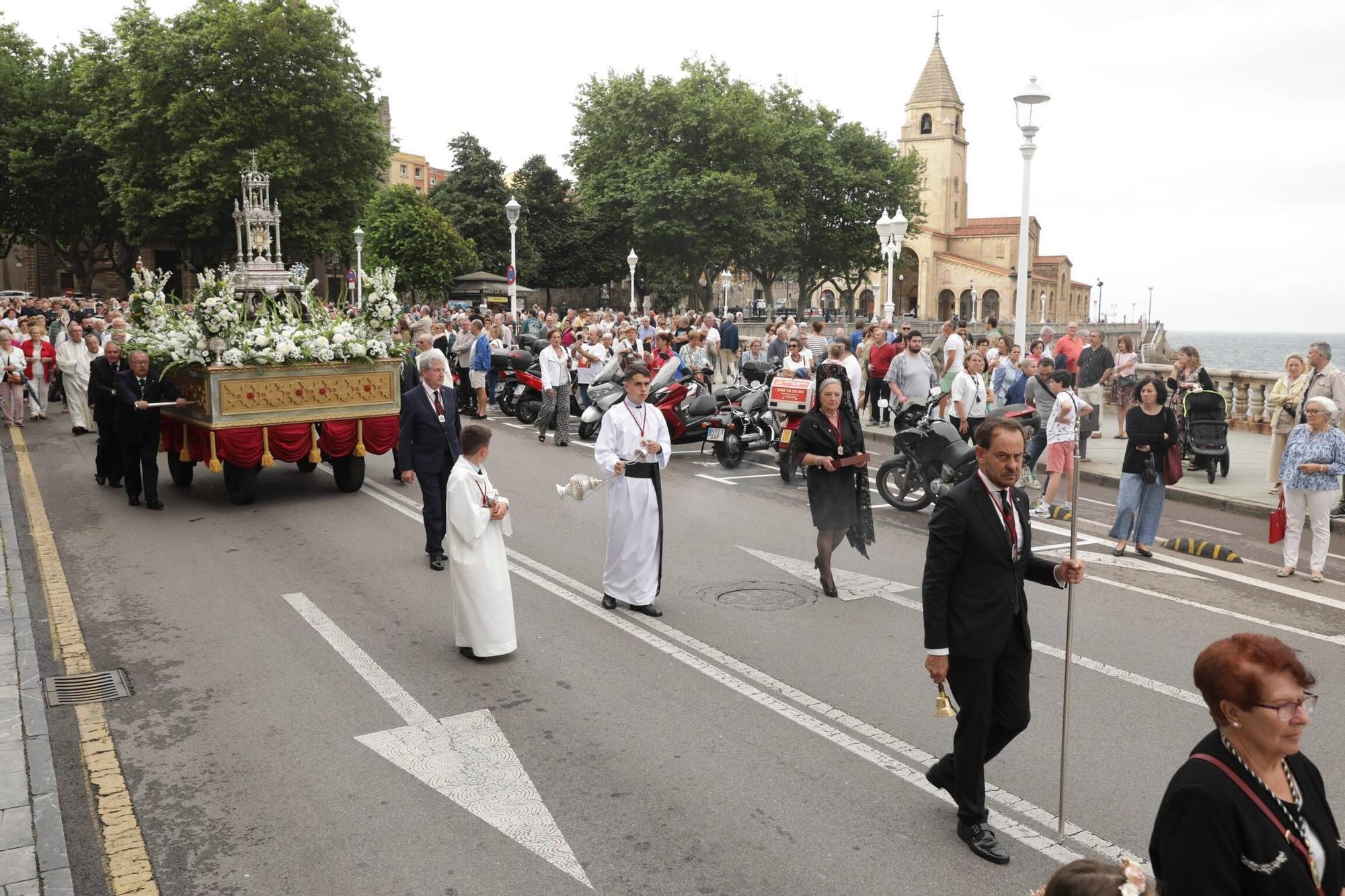 En imágenes: así fue la celebración del Corpus Christi por las calles de Gijón