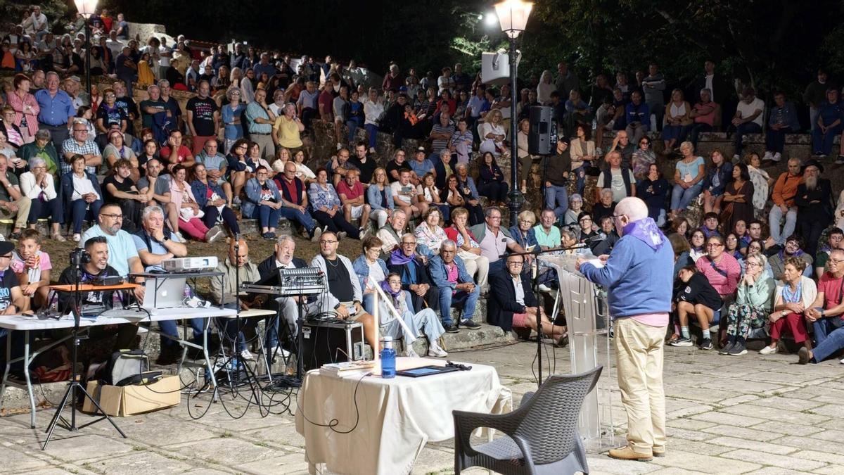 Gogue enseña idiomas en su pregón en Darbo