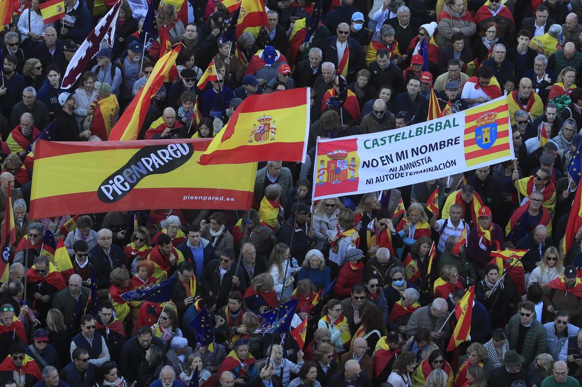 Manifestación multitudinaria contra la amnistía en la Plaza de Cibeles de Madrid