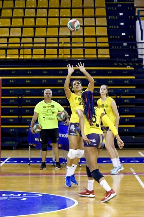 25-02-20 DEPORTES. CENTRO INSULAR DE LOS DEPORTES. LAS PALMAS DE GRAN CANARIA. Entrenamiento y foto de grupo del equipo femenino de volleyball IBSA 7 Palmas.    Fotos: Juan Castro.  | 25/02/2020 | Fotógrafo: Juan Carlos Castro