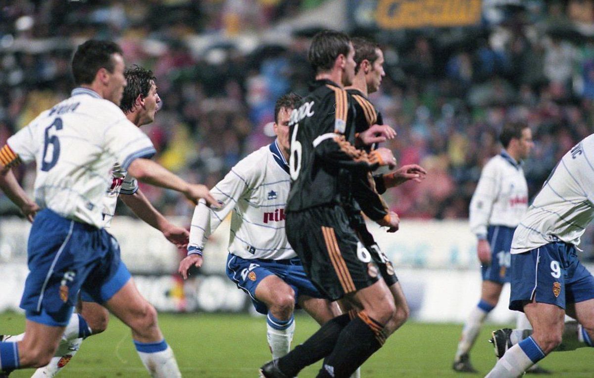 Redondo defiende un córner en un Zaragoza-Real Madrid ante el ataque de Xavi Aguado, padre de Marc.