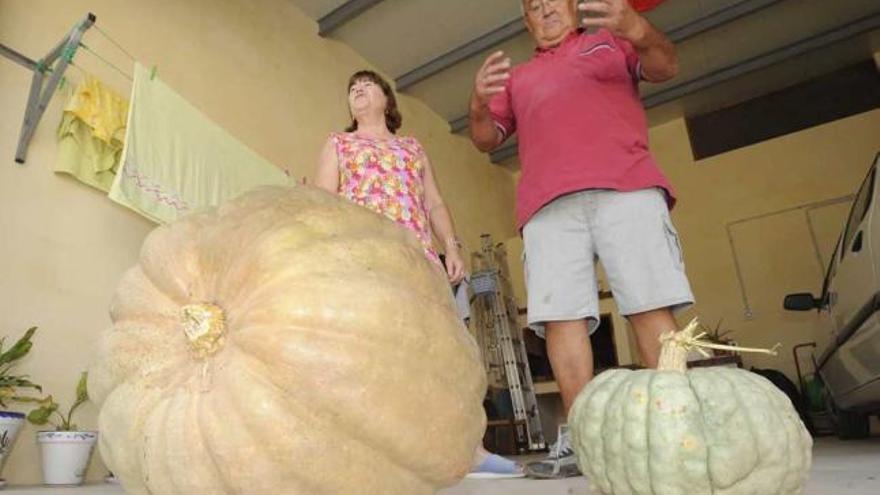 Luis Moreno y Julia Cuenca, con la calabaza que pesa casi 50 kilos y su hermana.