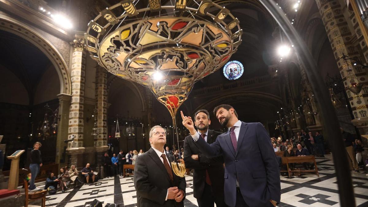 La Uni車 de Federacions Esportives de Catalunya (UFEC) ha celebrat una cerim辰nia carregada de simbolisme a la Bas赤lica de Montserrat per commemorar el Mil﹞lenari del Monestir, amb l*ofrena de la ll角ntia votiva de l*esport catal角 a la Mare de D谷u de Montserrat