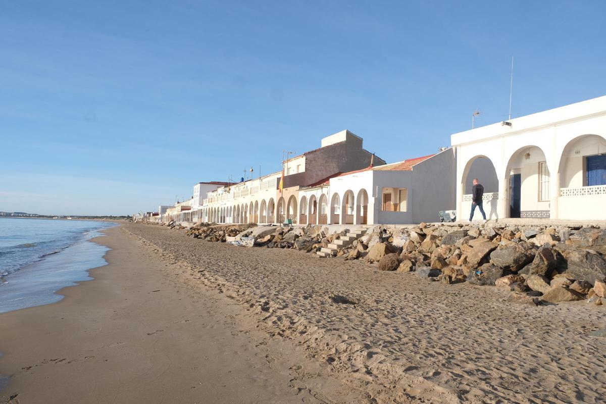 Las viviendas situadas en primera línea en la playa de El Pinet.