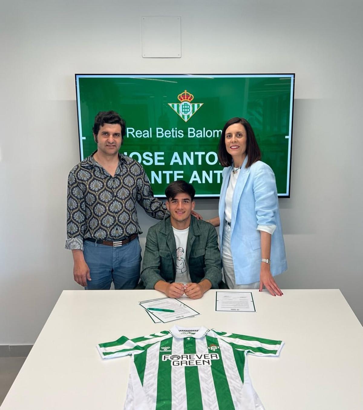 José Antonio Morante signs his renewal accompanied by his parents