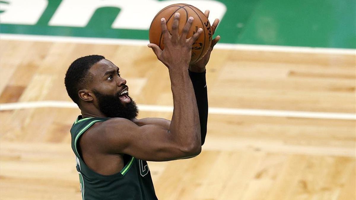 Jaylen Brown se exhibe con 40 puntos para tumbar a Los Lakers