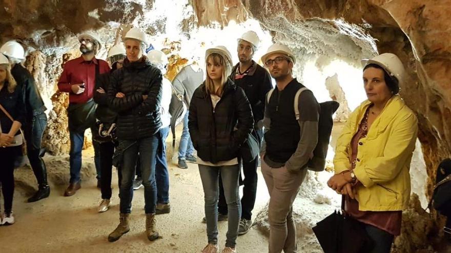 Agents turístics durant una visita a la Muntanya de Sal de Cardona