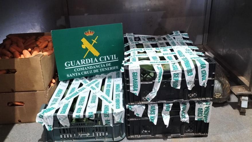 Parte de la mercancía ilegal intervenida por guardias civiles en varios municipios de Tenerife.