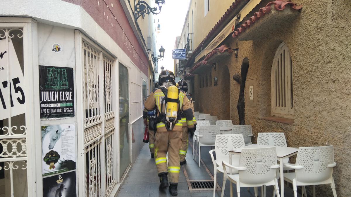 Los bomberos, ayer, en la calle Felipe Checa.
