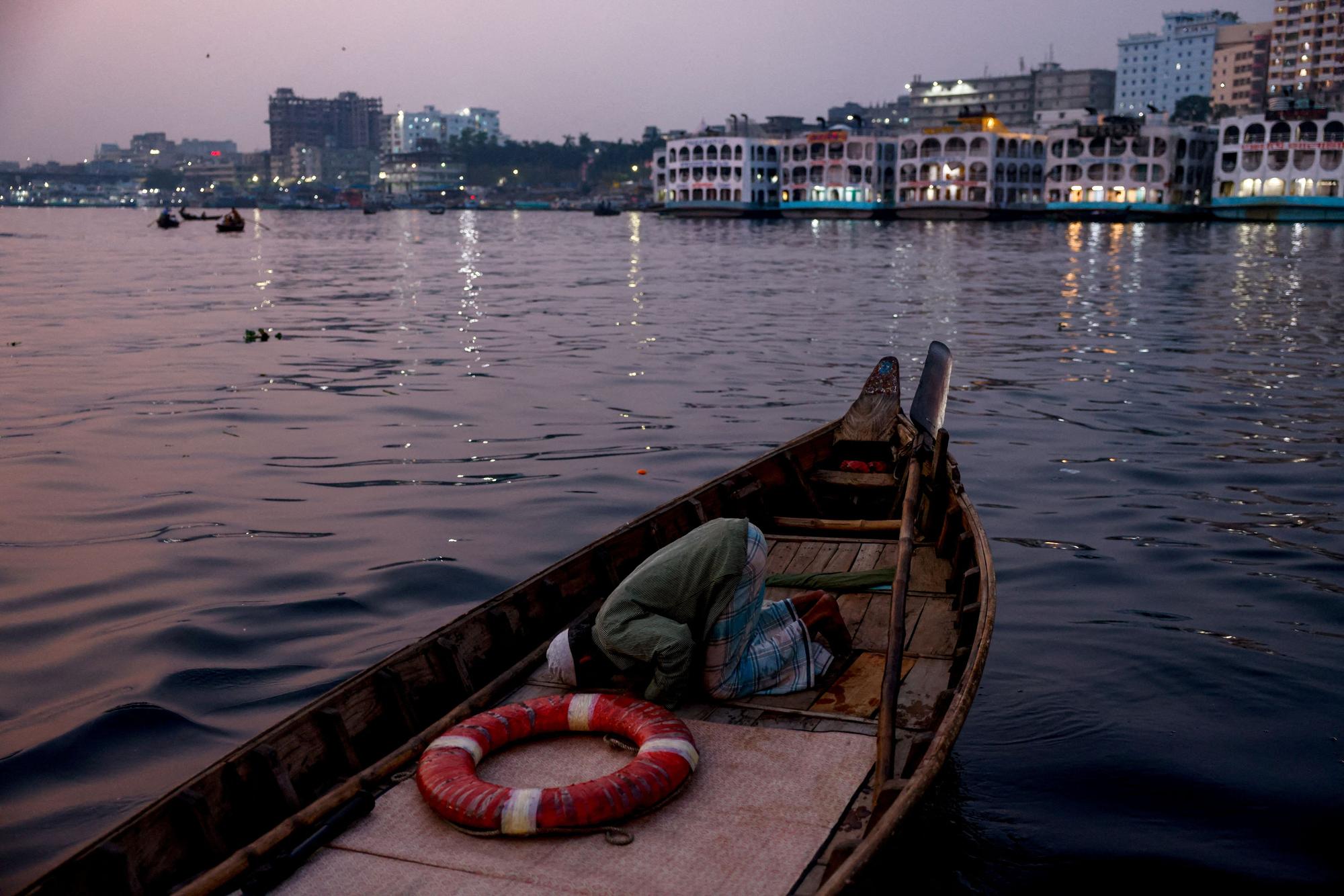 FILE PHOTO: The Wider Image: Living along a 'dead' river in Bangladesh