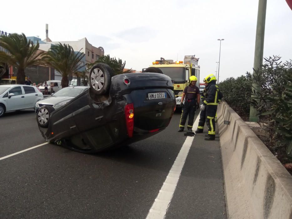 Accidente con vuelco en la GC-1