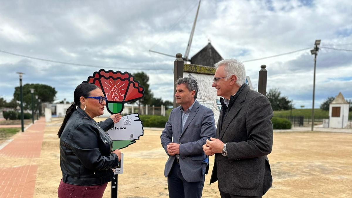 La directora general de Competitividad y Calidad Turísticas, Eva Reverte, con el alcalde de Torre Pacheco, Pedro Ángel Roca, junto a la ermita de El Pasico