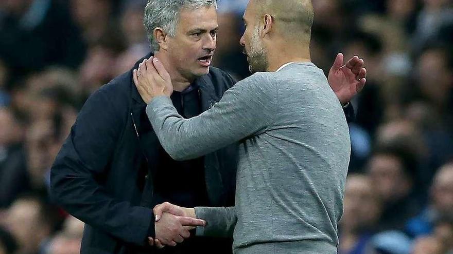 Mourinho y Guardiola se saludan ayer en el Etihad Stadium.