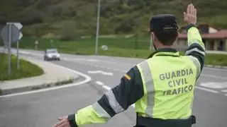 ¿Qué significan estos gestos de los agentes de tráfico? La guía que todo conductor debería conocer